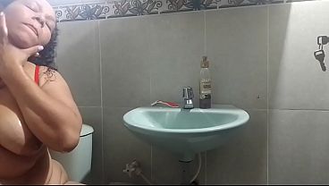Download Video - MILF caliente se mastuba en el ba&ntilde;o de jefe con su dildo y gime de placer