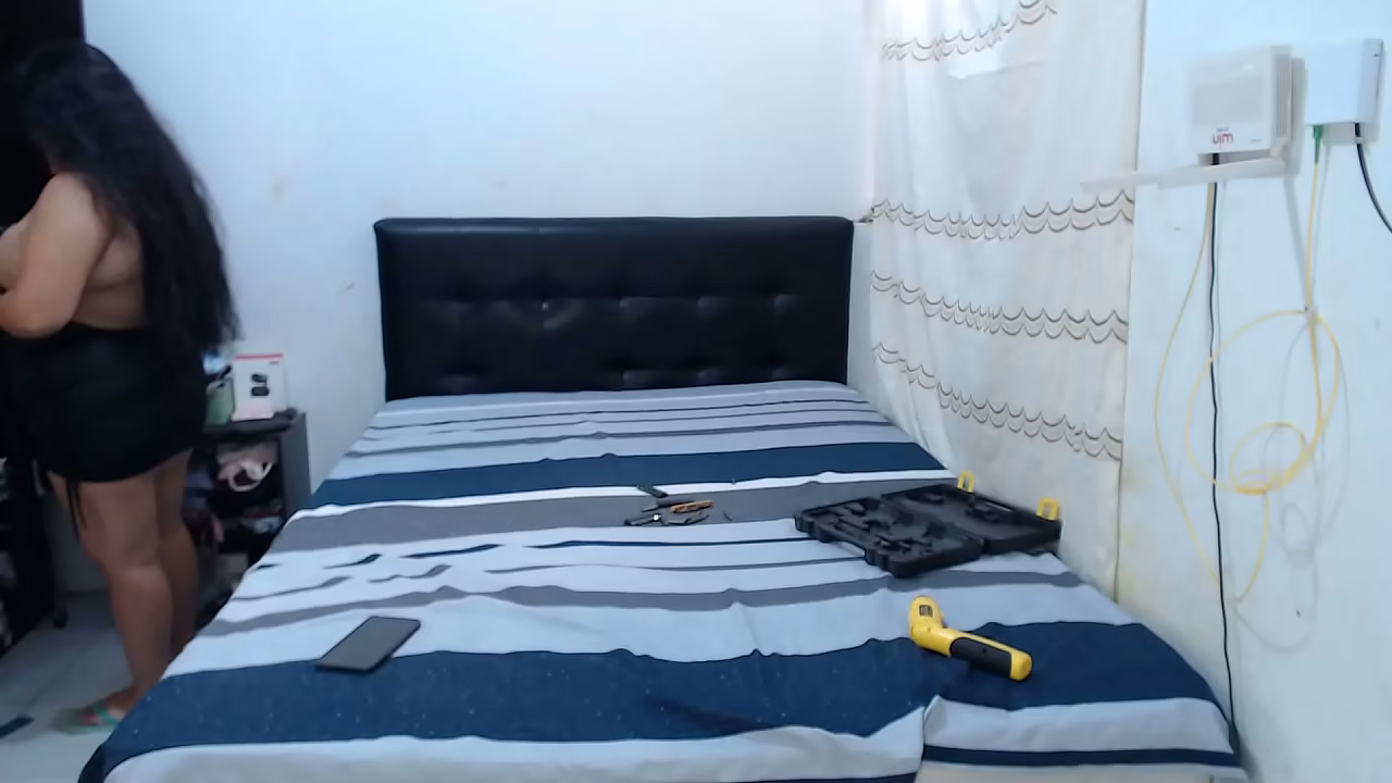 Mi hermanastra inocente se folla a su maestro y se deja comer su co&ntilde_o a cambio de clases gratis y de graduarse