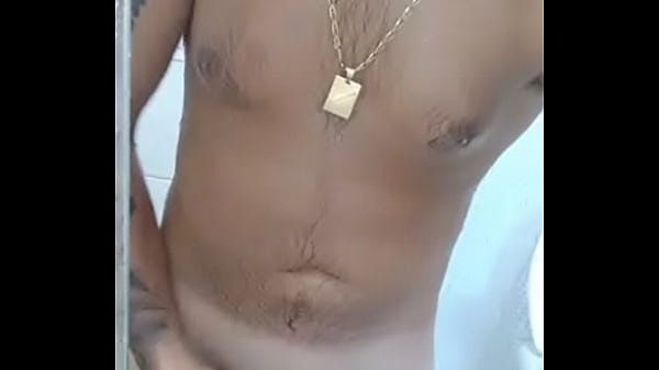 Badanha, batendo uma e mostrando a pica pra gata.