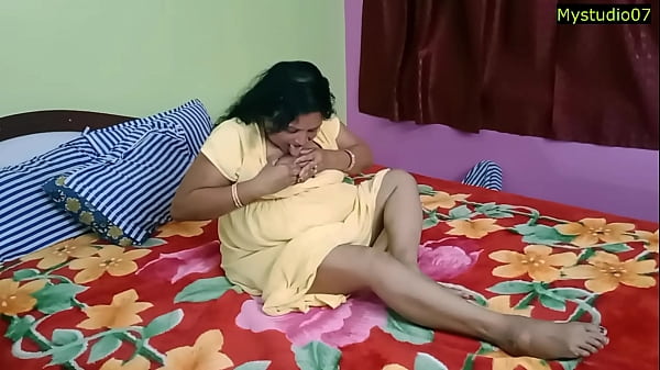 Hot aunty need sex satisfaction! Her penis very small !!