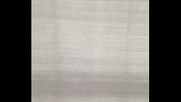 私は裸で、どの月にソーシャルメディアに一番頻繁に登場するか、そしてなぜ無料で登場するのかを考えています。また、セラピーの一環としてアダルトビデオのフォローをやめる練習もしています。