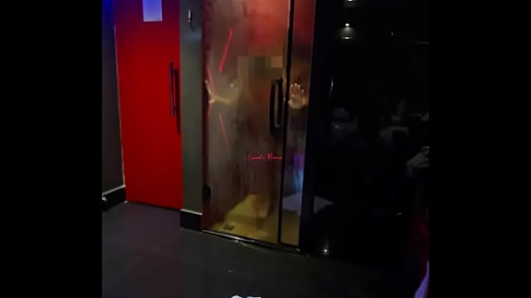 夫の友人を連れてモーテルでセックスしましたが、その前に一緒にシャワーを浴びました