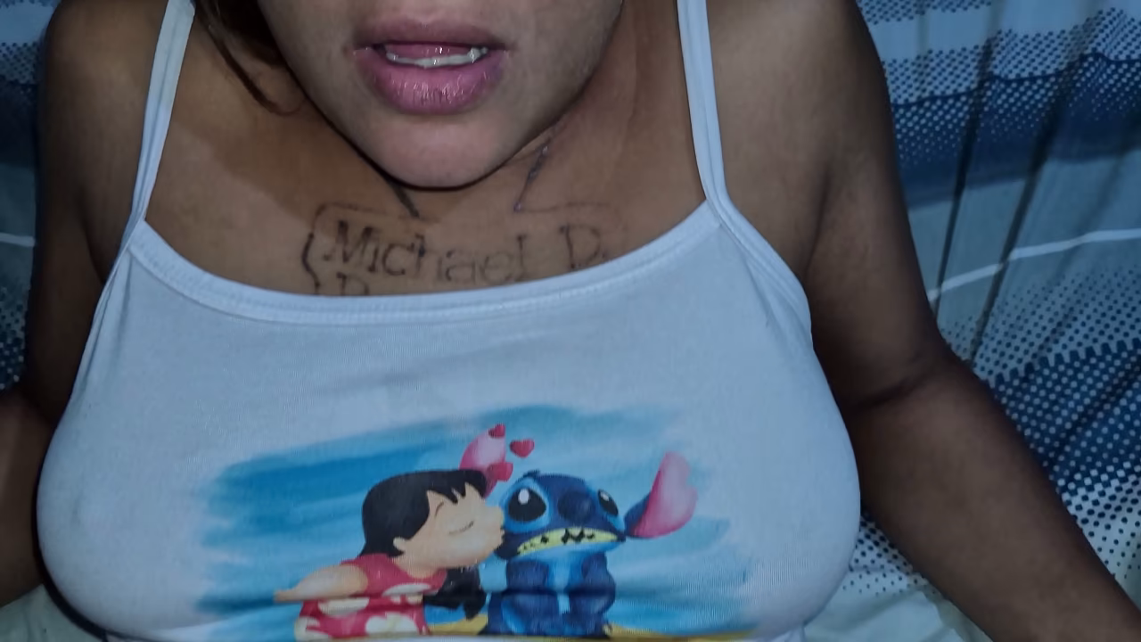 Ele me pegou na beirinha da cama e meteu enchendo ela de porra