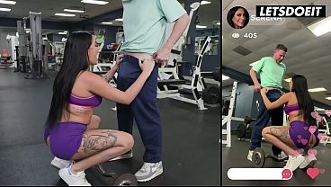 Download Video - Two Gym Babes Give Double Blowjob and Deepthroat&period;&period;&period; Then He Bends One Over the Bench for Doggy