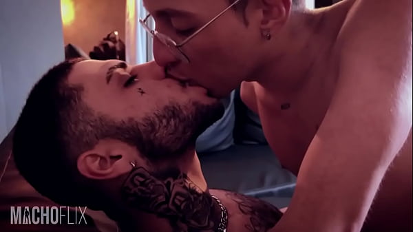 Download Video - Sentei na cara do novinho tatuado