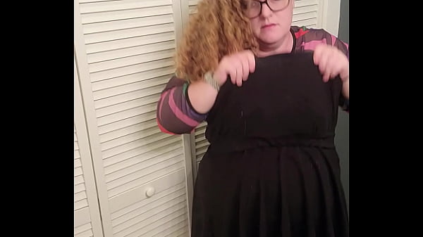 Secretary flashes tittys in the employee restroom, sucks fingers