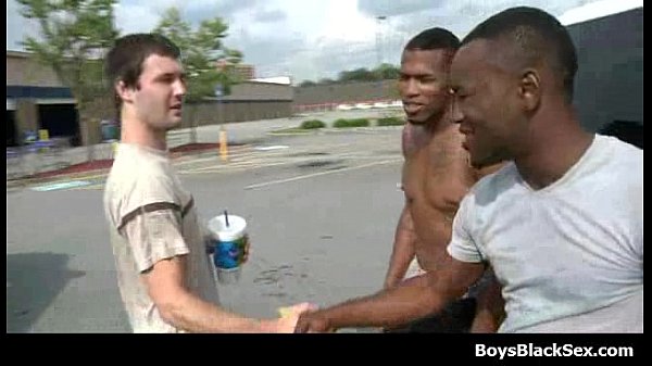 セクシーな黒人のゲイの男の子は白人の若い男ハードコア05をファック