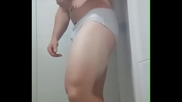 Gozando no banho cheio de tes&atilde;o na pica