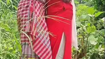 bhabhi outdoor public place fucking with her father-in-law when they return home from school,bahu sasur chudachudi