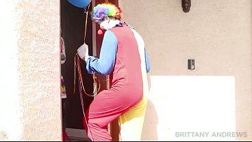 ブリタニー・アンドリュースとピエロのテッド・Eによるサプライズ官能クリームパイ!