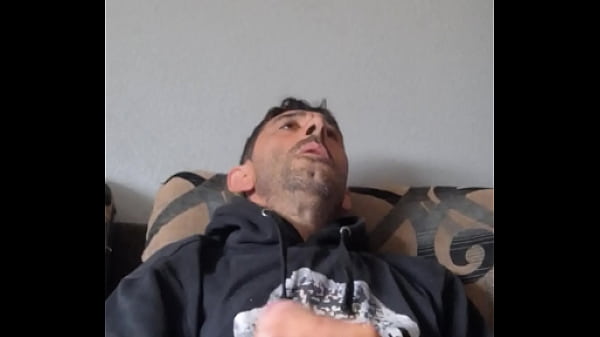 Me hago una paja en el sofá mientras fumo yn ci...