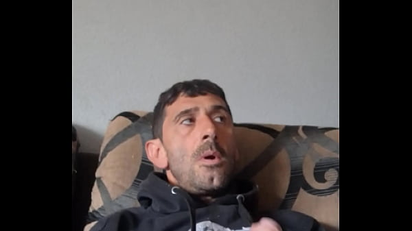 Download Video - Me hago una paja en el sof&aacute; mientras fumo yn cigarrillo y me corro