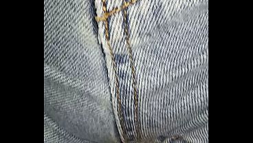 Moglie si accarezza in jeans