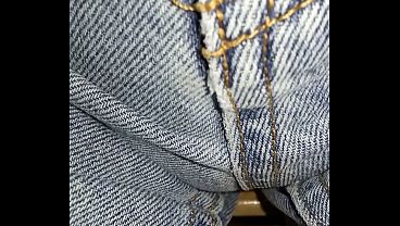 Moglie si accarezza in jeans