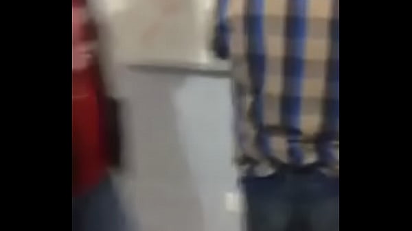 Joven bajito es follado como la perra que es