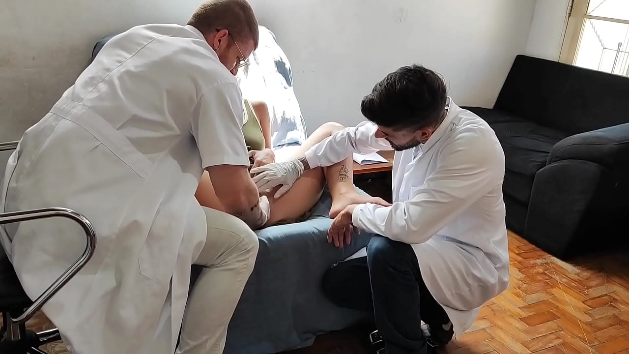 Fui al ginecólogo y los doctores traviesos me follaron sin condón en el consultorio
                     blowjob deep throat bareback muchos negros