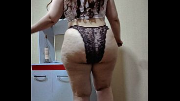 ニコールのふざけたデブの挑発、揺れるセルライトのお尻と柔らかいお腹のダンス