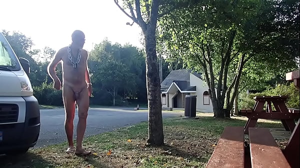 Exhib nu sur une aire de repos (aire des ch)