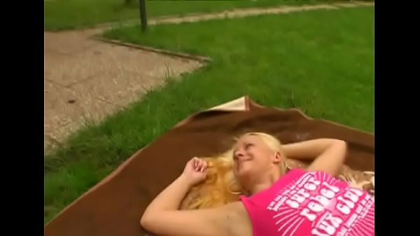 Sexy teen puts on sexy solo