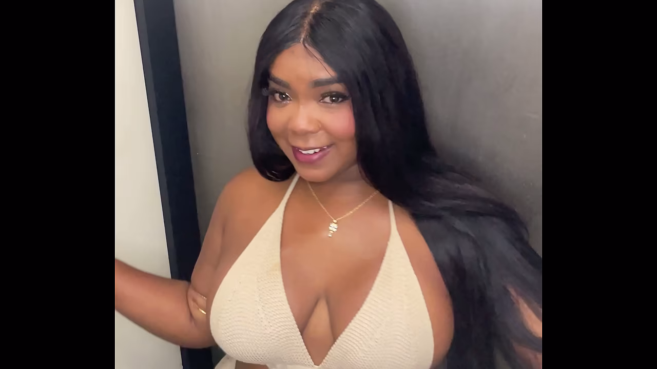 Mi hermanastra se deja hacer un cum facial en la playa