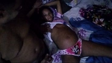 Assistindo tv com minha enteada não resisti e botei no cu dela em quando minha esposa não chegava