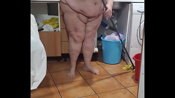 Download Video - Coolmarina&period; Meada abundante en el suelo de la cocina y le da tanto gusto que se folla al palo