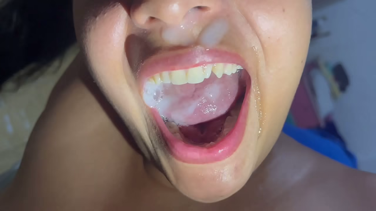 ella habla por telefono con su novio cornudo ! Yo me masturbo para darle su leche cuando termine jajaja !