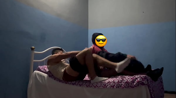 Download Video - Mi mejor amigo se pele&oacute; con su novio y le puso el cuerno por despecho con nosotros&hellip; Le ofrecimos nuestra cama para olvidar su problema y llenarle su culo de mecos
