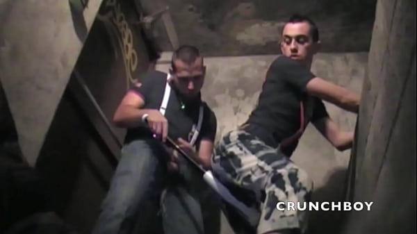 166 sessões de punho duro com humilhação de xixi