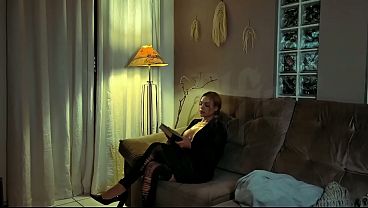 Minha professora me puniu me dando tapas e metendo o dedo no meu cuzinho virgem