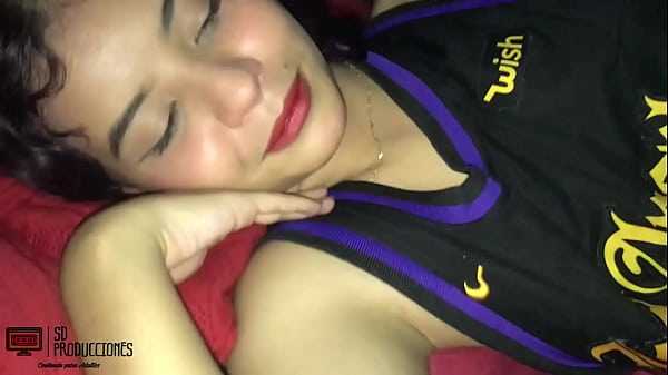 Download Video - Me follo a la perra de mi hermanastra mientras esta acostada PARTE 1
