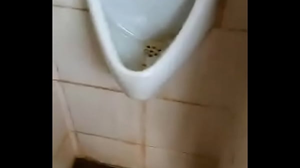 Download Video - pissing and holding cock of desi gay labour in lungi