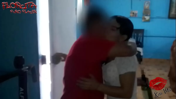 Mi tio llego con una botella de vino , y me embarra mi cara con su leche