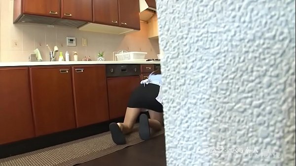 I had a miniskirt housekeeper try the stick-type rotor I bought for my wife while washing and cleaning! Reina Kawahara 1