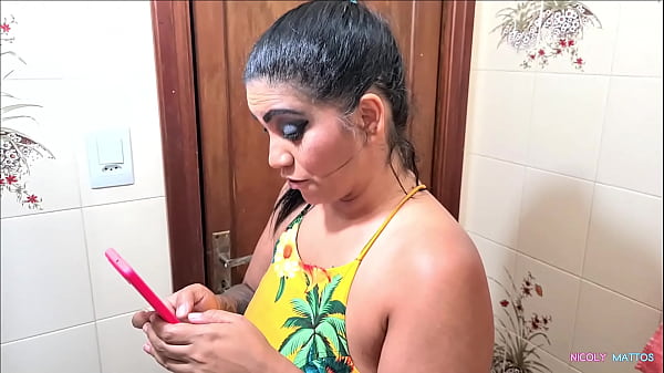 Beating a siririca in the bathroom