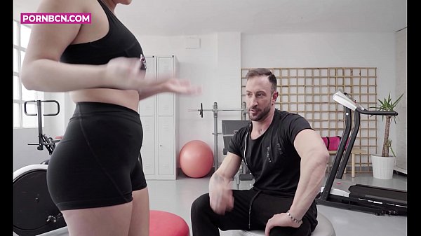 PORNBCN 4K | A young Latina fucking her muscular trainer in a hardcore scene. Pamela Silva | COMPLETE in the LINK --->