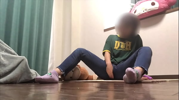 [Amateur] A girl who is horny and wants cunnilingus, thinks that the doll is a man, and masturbates by rubbing it on her pussy.