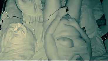 興奮した美女が一人で自慰行為をしているところをカメラに捉えられた