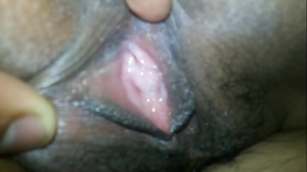 con mi esposita revisando el culo