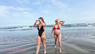 Download Video - Eu&comma; bem puta&comma; mostrando a buceta e a bunda na praia com minha amiga - Trailer-c
