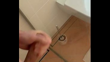 若いイケメンがシャワーでクリームを塗る