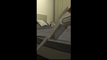 友達が私の妻の尻を。