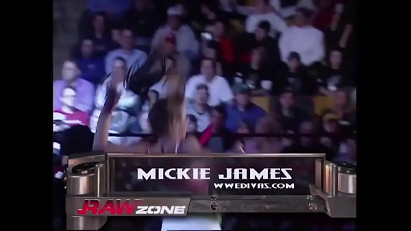 Mickie James vs Victoria Raw 12/12/05
