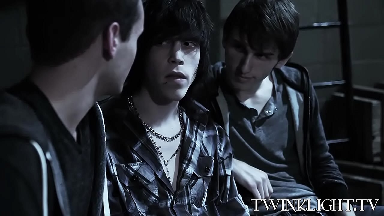 Tres jóvenes gays besándose antes de una follada anal hardcore
                     anal cumshot hardcore blowjob threesome masturbation kissing gay twink big cock big dick emo twinklight alex todd tyler bolt jonathan cole muchos negros