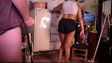 La chica de la limpieza me deja correrme en su gran culo a cambio de unas cuantas monedas