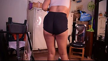 La chica de la limpieza me deja correrme en su gran culo a cambio de unas cuantas monedas