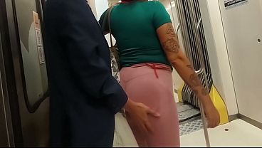 レギンスを履いたお尻の大きな女の子、彼女のTバックが見えていて、地下鉄で彼女にキスをいくつかした