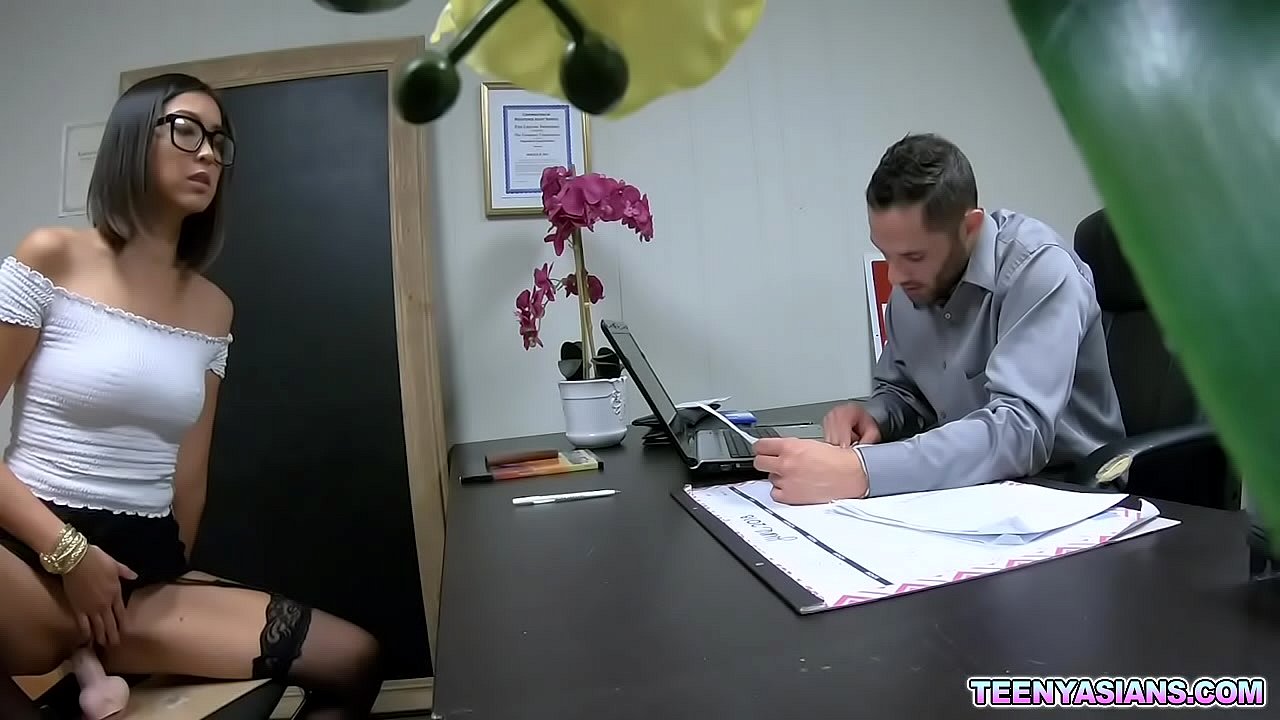 Lexi Mansfield, una asiática nerd, está emocionada de trabajar con su nuevo jefe Damon Dice. Su primer trabajo es follar con su jefe cachondo.
                    teen hardcore babe petite blowjob brunette deepthroat glasses bigcock asian office asiansex tiny asianporn nerd asianteen littleasian muchos negros