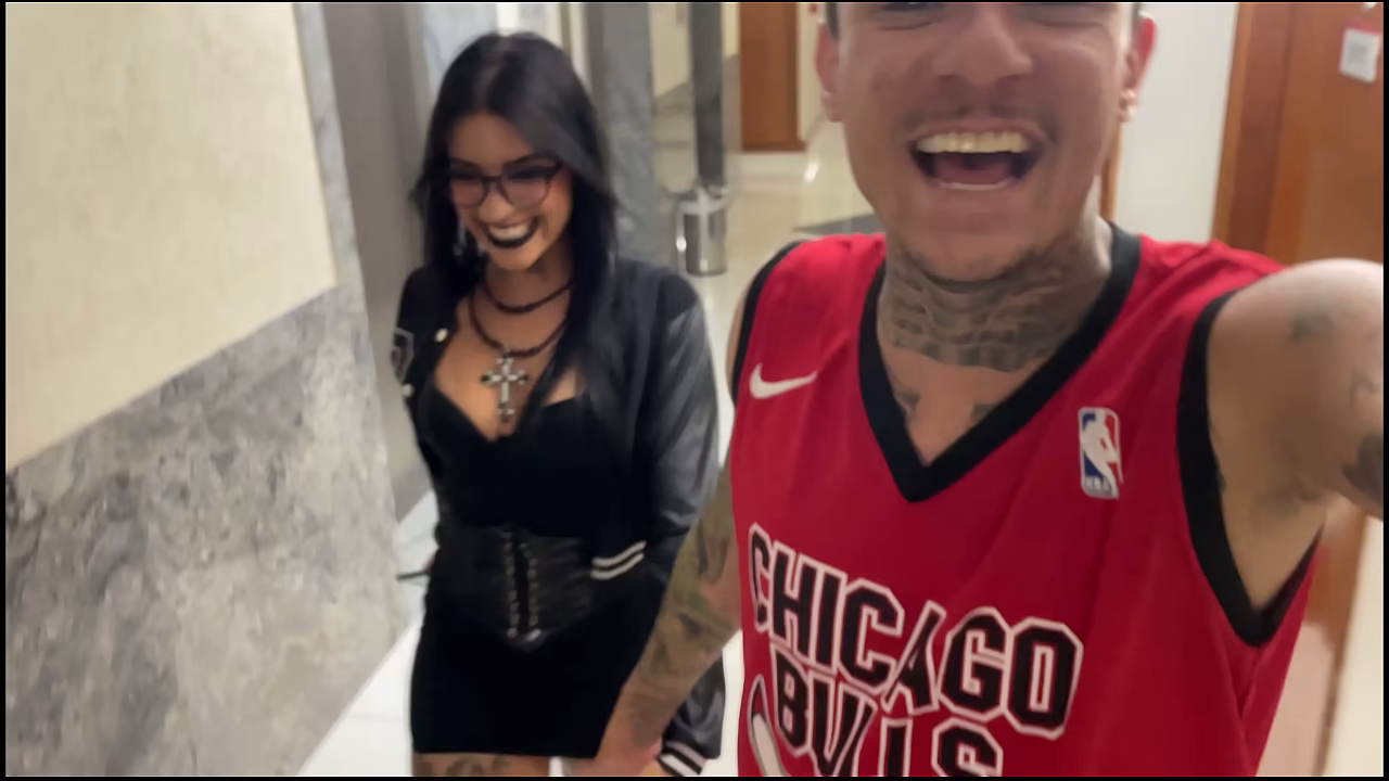 NA RUA COM KTAL - ANDANDO NAS RUAS DE BRAS&Iacute_LIA ENCONTREI UMA NOVINHA G&Oacute_TICA E OFERECI DINHEIRO PRA ELA GRAVAR COMIGO E ELA ACEITOU - COMPLETO NO RED - KTAL