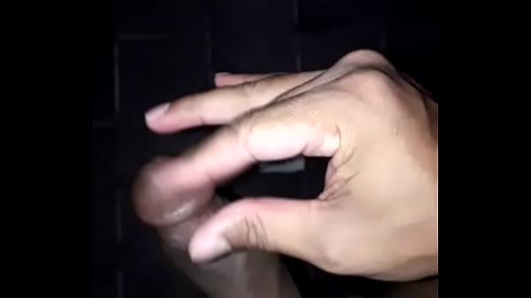 Punhetando no banheiro